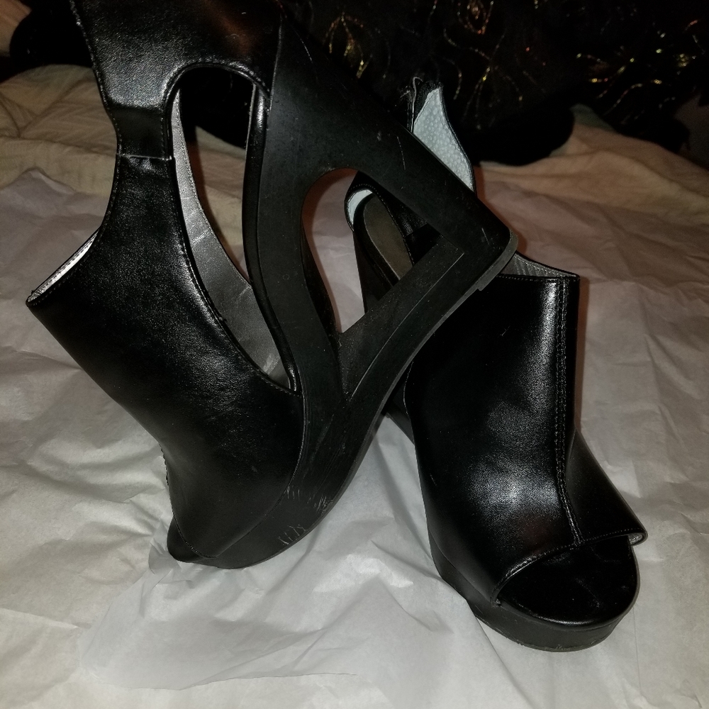 Carlos Santana Black Wedges